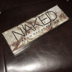 UD NAKED Smoky pallet